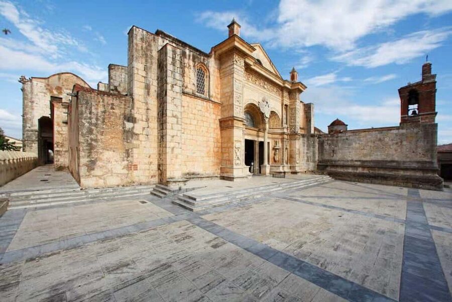 Colonial Zone: Historical Tour with a visit to the Columbus Lighthouse and Tres Ojos Park - Columbus Lighthouse: a monumental museum