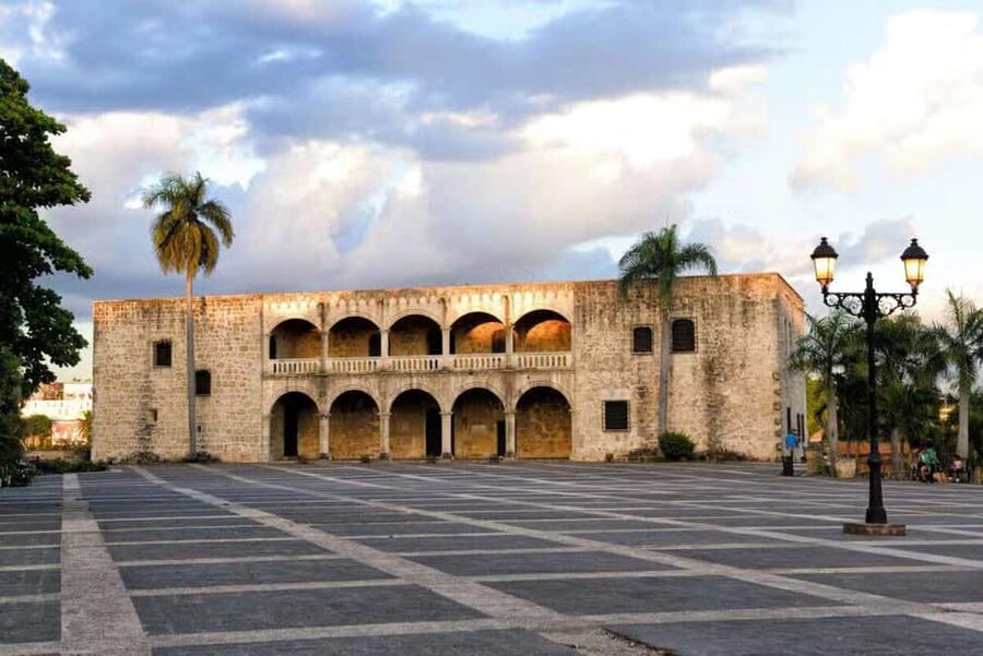 Colonial Zone: Historical Tour with a visit to the Columbus Lighthouse and Tres Ojos Park - Alcázar de Diego Colón and the old colonial government
