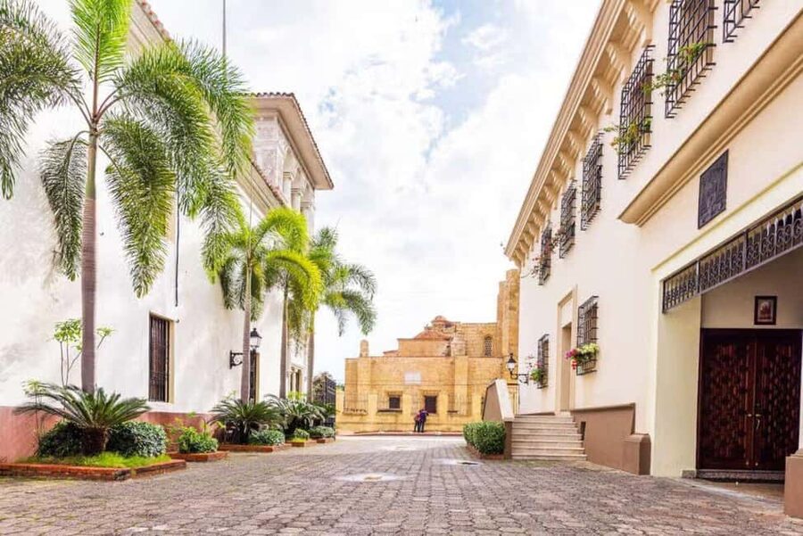 Colonial Zone: Historical Tour with a visit to the Columbus Lighthouse and Tres Ojos Park - What the guides add to the walk