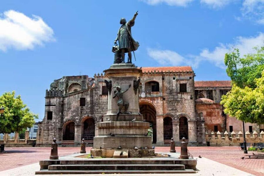 Colonial Zone: Historical Tour with a visit to the Columbus Lighthouse and Tres Ojos Park - Los Tres Ojos: caves and lagoons below the city