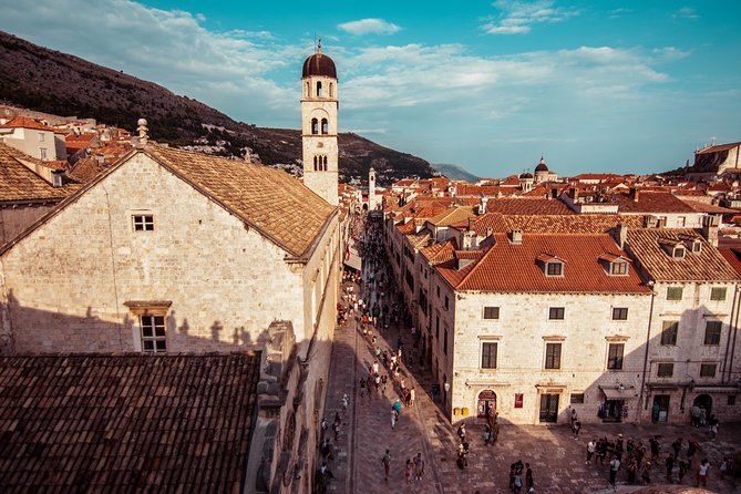 Dubrovnik: Ancient City Walls & Wars Walking Tour - Timing your visit for cooler air and better views