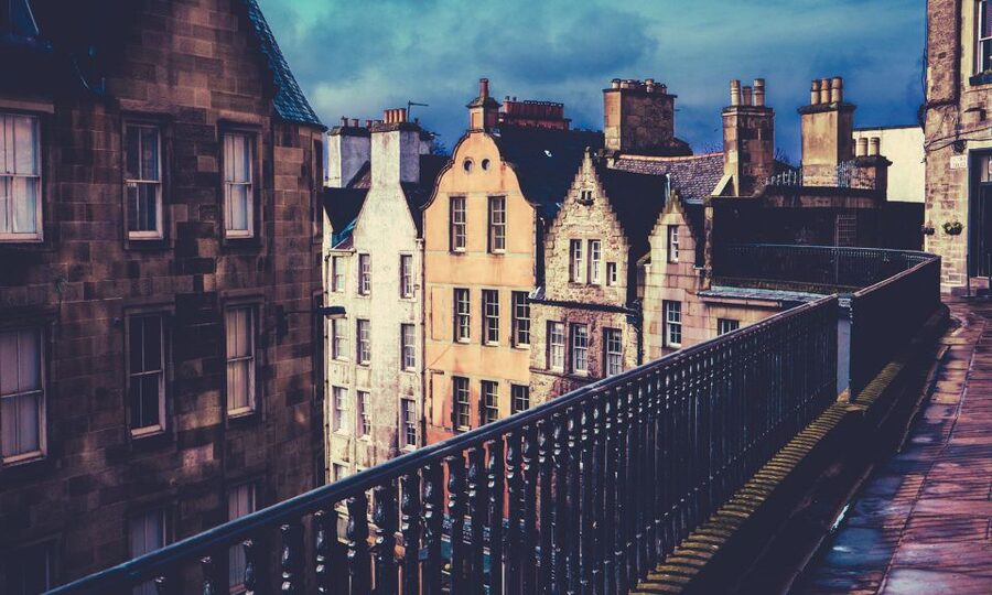 Edinburgh: 3-Hour Historical Walking Tour in Italian - The Mound and the Old Town’s edge