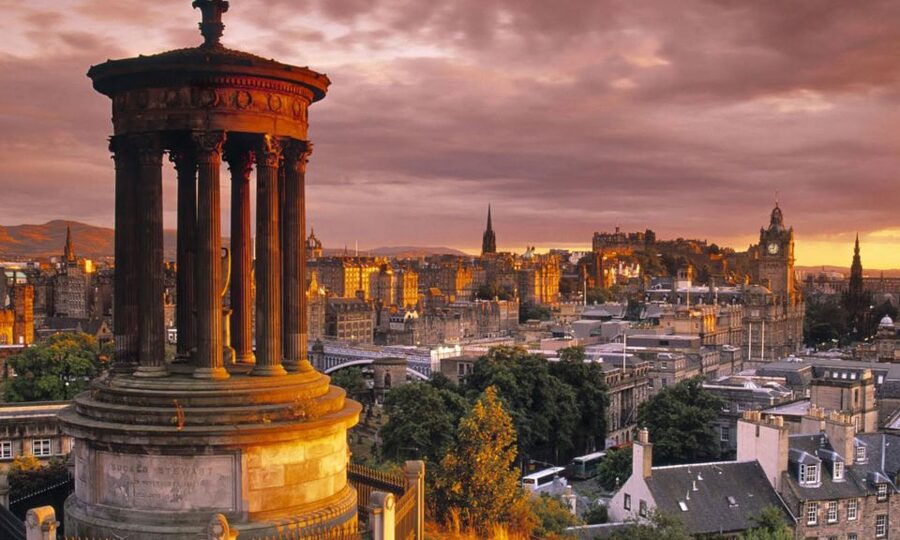 Edinburgh: 3-Hour Historical Walking Tour in Italian - Starting near the City Chambers