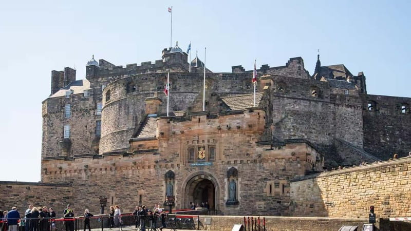 Edinburgh: Edinburgh Castle Guided History Tour with Tickets - Western Panorama and the best views