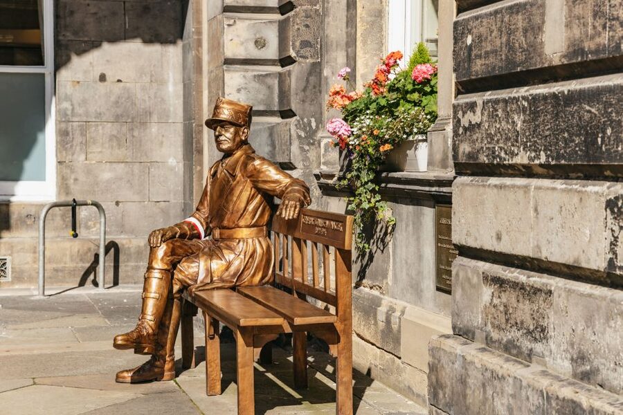 Edinburgh: Old Town History and Tales Walking Tour - The guides are the main reason to book