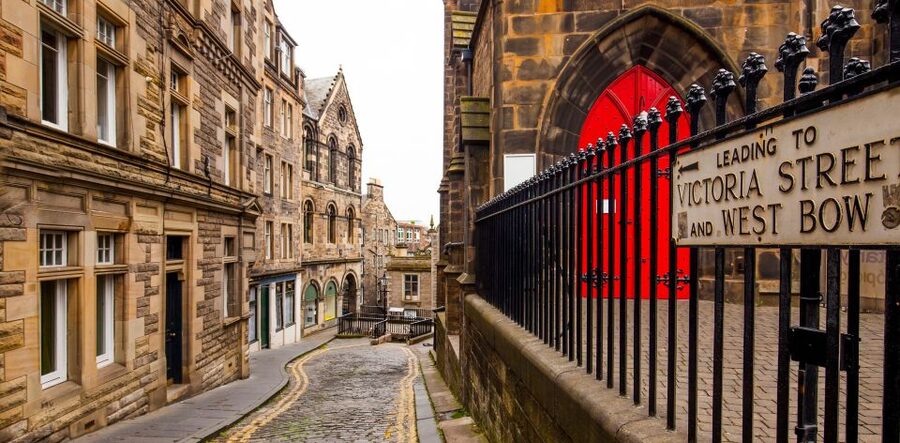 Edinburgh: Witches & Haunted History Walking Tour - How the character-guide approach works
