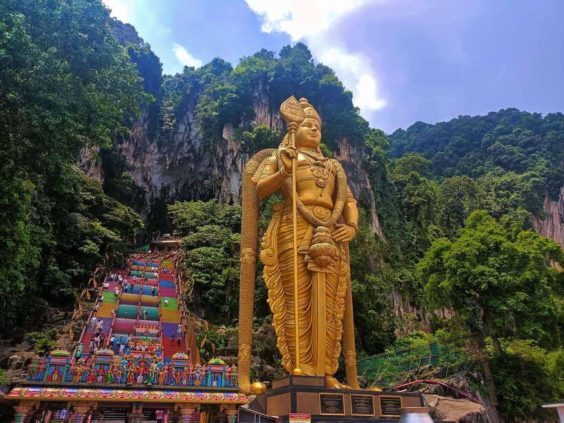 From Kuala Lumpur: Private Batu Caves Cultural Tour - The batik workshop shows how cloth becomes art