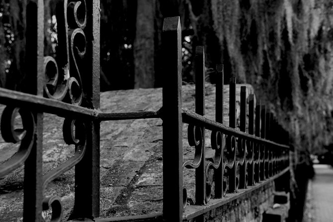 Genteel and Bard's Savannah Dark History and Ghost Encounter Walking Tour - Wright Square and Savannah’s first murder