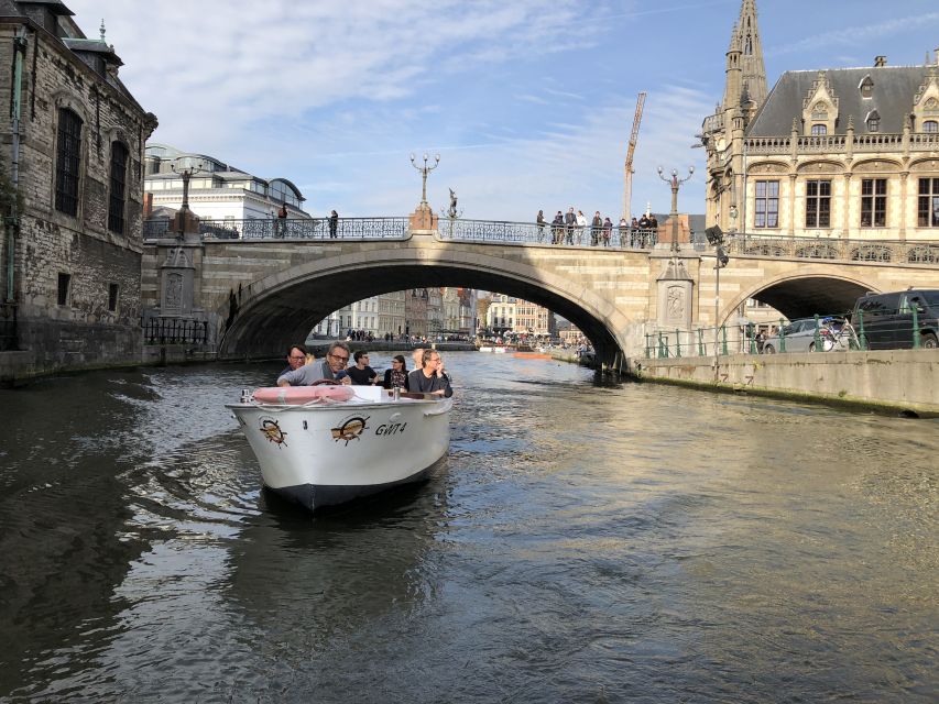 Ghent: 40-Minute Historical Boat Tour of City Center - Blauwe vogels and the city’s modern note