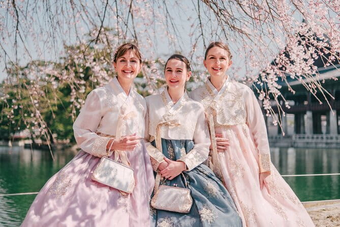 Hanbok Photoshoot and History Tour at Gyeongbokgung Palace - Why this tour works better than a simple hanbok rental