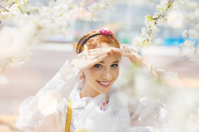 Hanbok Photoshoot and History Tour at Gyeongbokgung Palace - Gyeonghoeru Pavilion brings water, trees, and mountains