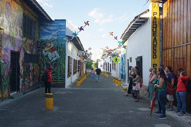 Historical Shared Tour Salsa, Graffiti & Resistance in Cali - Edificio Boulevard del Río Emcali and the city view