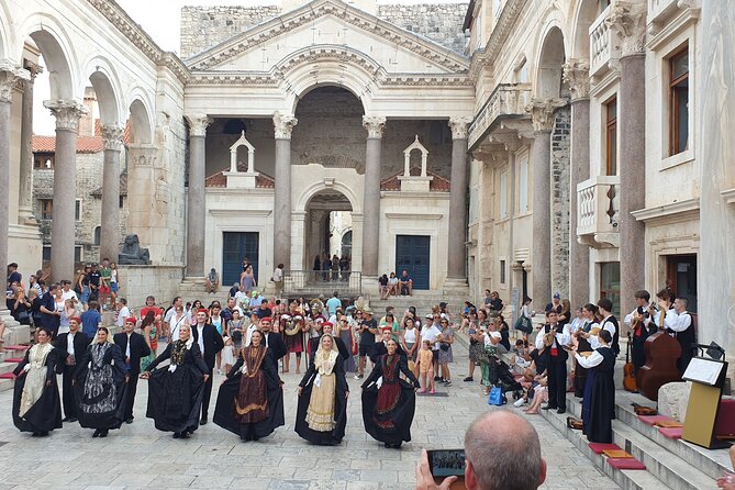 History Split Walking Tour in French -Small group - The Vestibule and a chance to hear Dalmatian singing