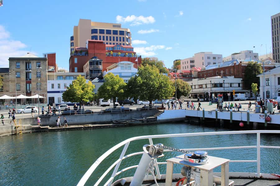 Hobart: Historic Lunch Cruise - Returning past Government House and the Botanic Garden