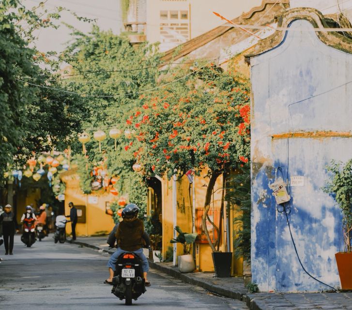 Hoi An: Ancient Town Guided Walking Tour - The Japanese Covered Bridge and its careful details