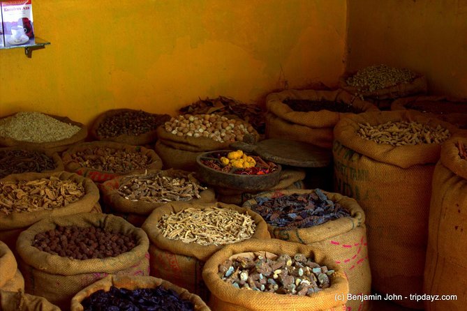 Kochi Tour Guide -A Heritage walking tour in Fort kochi and Mattancherry ! - Crossing into Mattancherry Palace