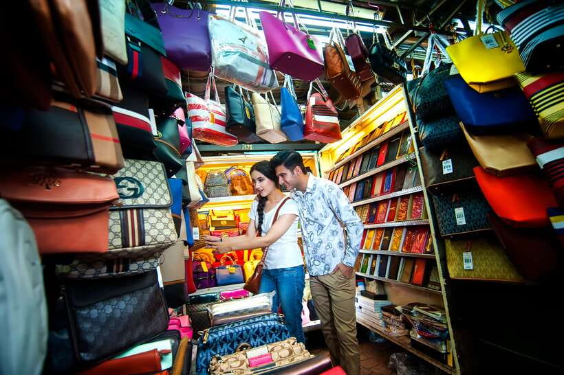 Kuala Lumpur: Batu Caves & Historic Buildings Tour - Petaling Street, Chinatown, and the food scene