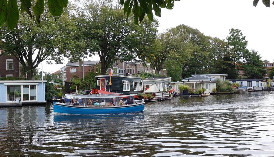 Leiden: Cruise through the Historic City Center with Guide - Quiet electric sailing through Leiden