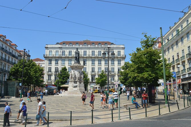 Lisbon city tour on history, culture and current topics - Ending at Praça do Comércio beside the Tejo