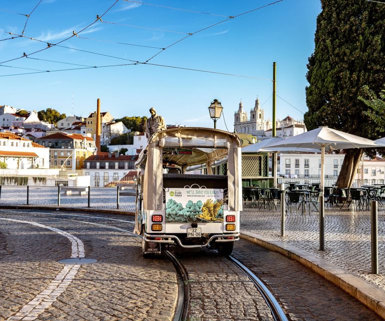 Lisbon: Guided Tuk-Tuk Tour Along the Historic Tram Line 28 - São Pedro de Alcântara and the castle panorama