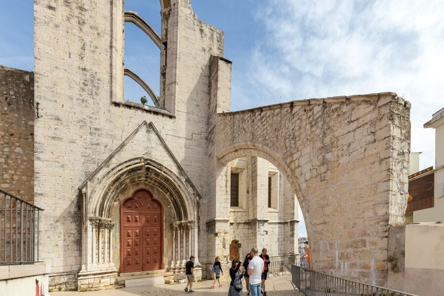 Lisbon: History, Stories and Lifestyle Walking Tour - Lisbon Cathedral and the final historical layer