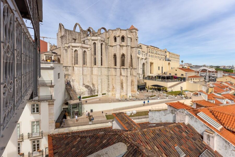 Lisbon: History, Stories and Lifestyle Walking Tour - The tram ride toward Portas do Sol
