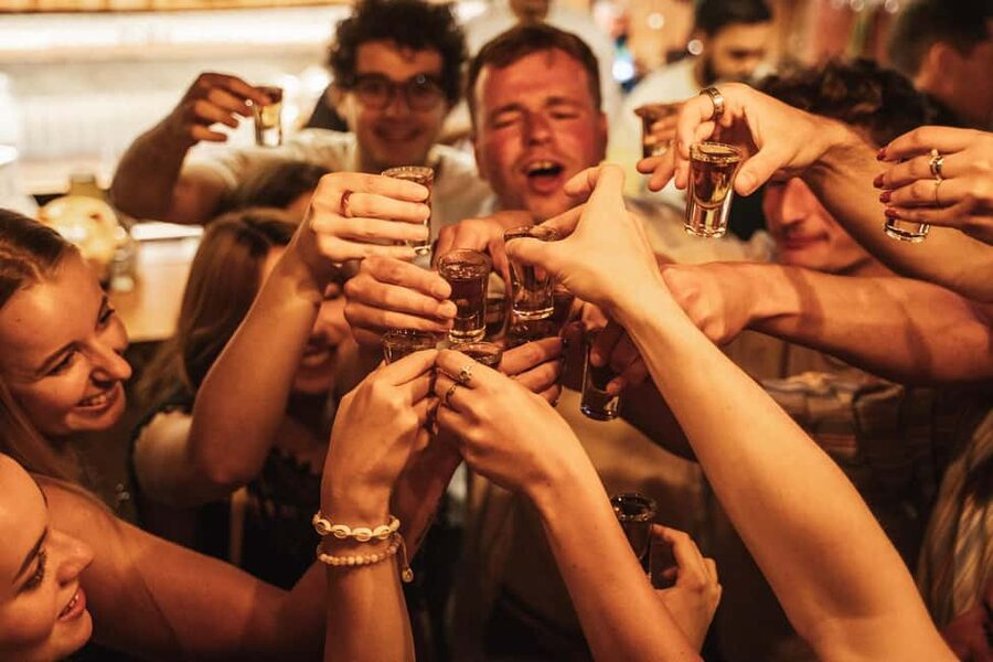 Lisbon: Private Dark History Walking Tour with Drinks - Starting at Largo do Carmo
