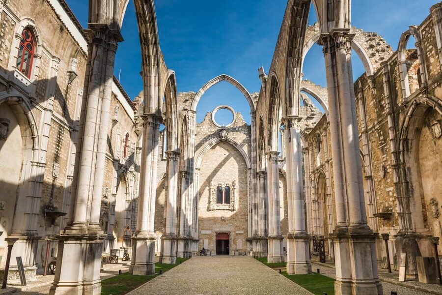 Lisbon's historic old town in a tuk-tuk in German - Key points to know before booking