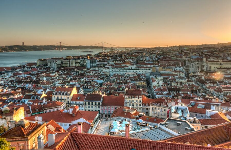 Lisbon's historic old town in a tuk-tuk in German - How this tour compares with exploring on foot