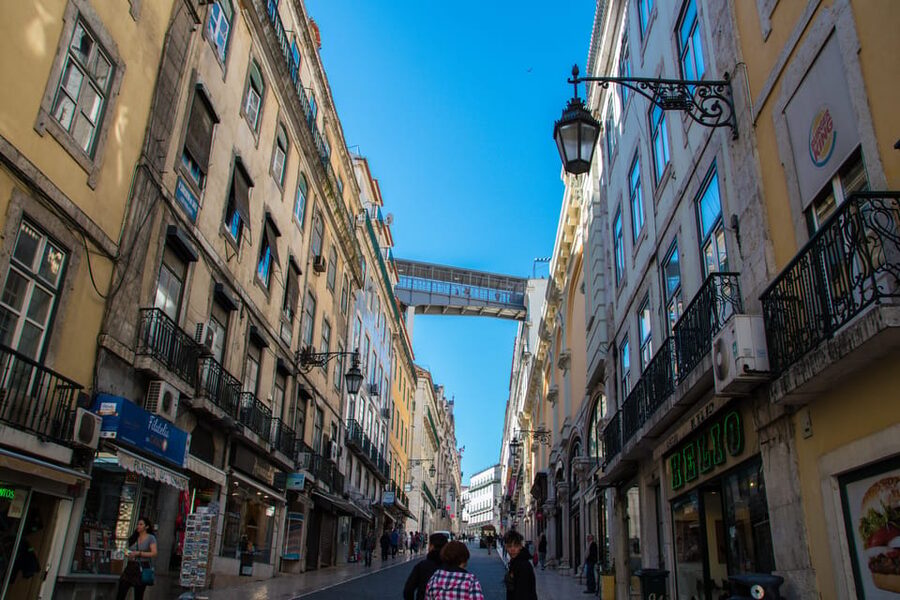Lisbon's historic old town in a tuk-tuk in German - Why a tuk-tuk works so well in Lisbon’s old quarters