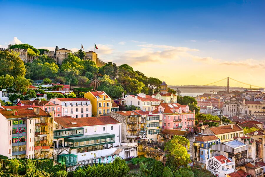 Lisbon's historic old town in a tuk-tuk in German - Mouraria shows a different side of old Lisbon