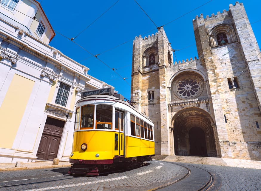 Lisbon's historic old town in a tuk-tuk in German - What the German-language guiding adds