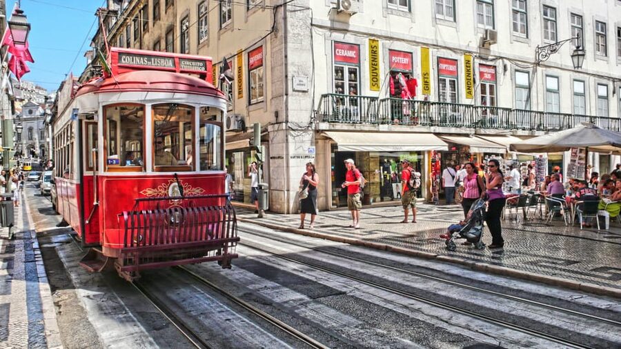 Lisbon's historic old town in a tuk-tuk in German - Alfama begins with Lisbon’s oldest-feeling streets