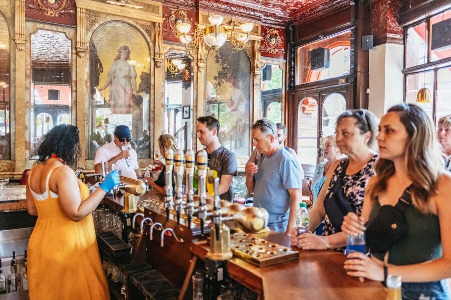 London: Historic Pubs of Central London Walking Tour - What the guides add to the afternoon