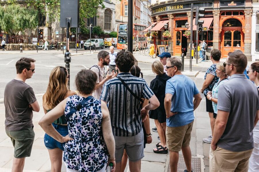 London: Historic Pubs of Central London Walking Tour - Starting outside St Paul’s and finding the old streets