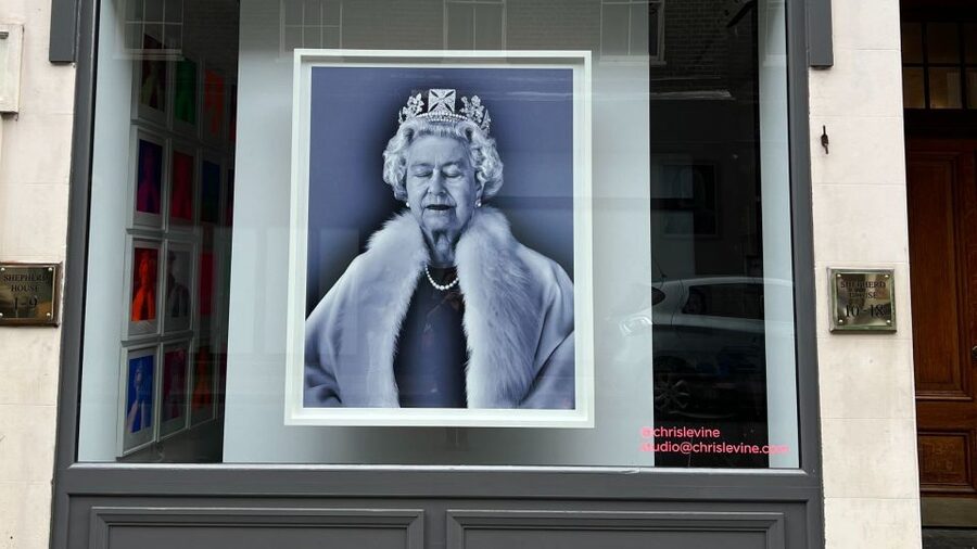London: Royal Historic Pubs Walking Tour - Alleyways, tunnels, and palace stories