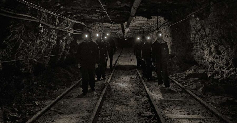 Longyearbyen: Historic Coal Mine Tour at Gruve 3 - Maps, models, and the story of thin-seam mining