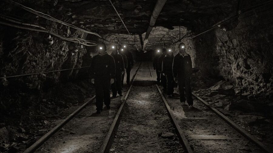 Longyearbyen: Historic Coal Mine Tour at Gruve 3 - What the guides add to the experience