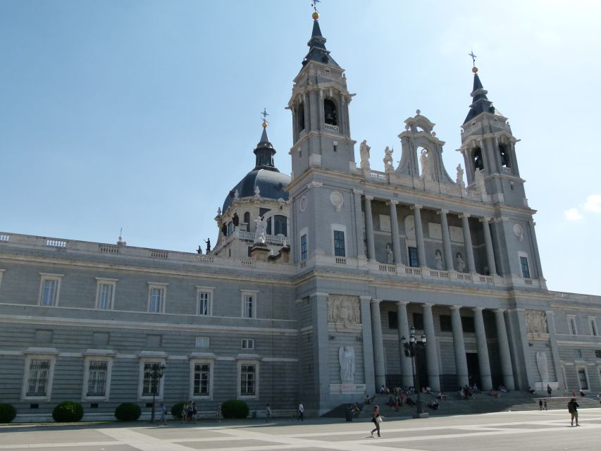 Madrid Historical in French (petit comité & private) - Plaza de la Villa and the medieval side of Madrid