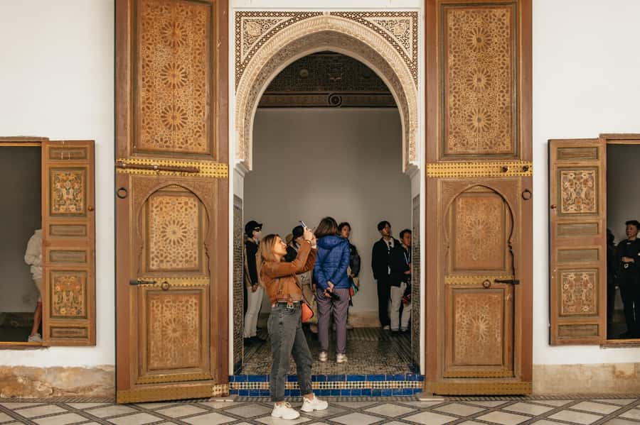 Marrakech: Saadian Tombs & Bahia Palace, Medina Guided Tour - What the guides add to the experience