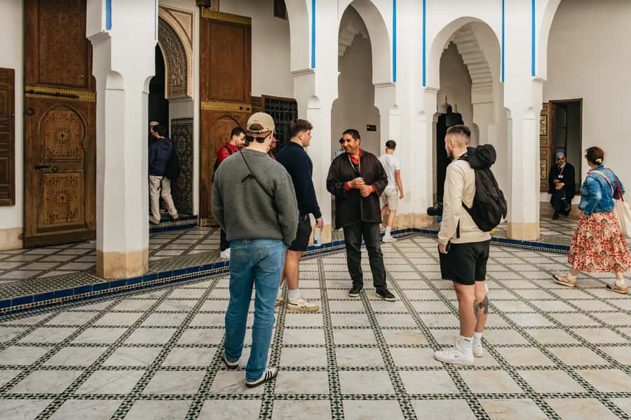 Marrakech: Saadian Tombs & Bahia Palace, Medina Guided Tour - The Saadian Tombs and the queue problem