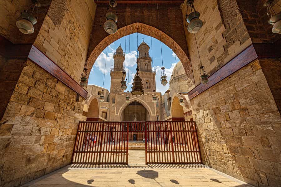 Old Cairo Guided Walk Tour: History, Culture & Street Bites - Al-Hussein Mosque and the final food stop