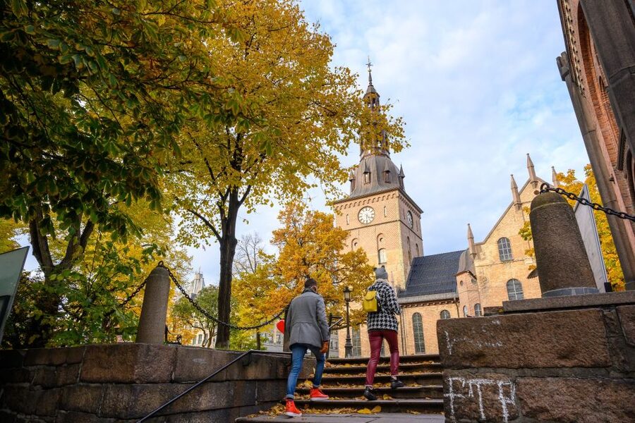 Oslo: Historic Myths & Legends Evening Walking Tour - Bankplassen and Oslo’s audacious thieves