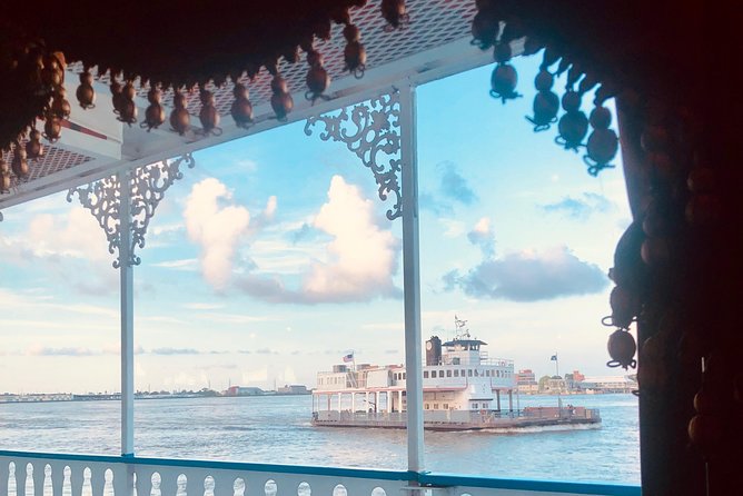 Paddlewheeler Creole Queen Historic Mississippi River Cruise - Cruising past New Orleans landmarks