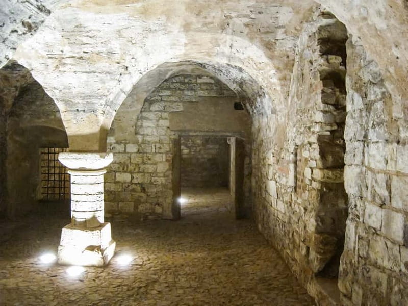 Prague: Oldtown, Medieval Underground & Dungeon History Tour - Start in Old Town, where the past is under the pavement