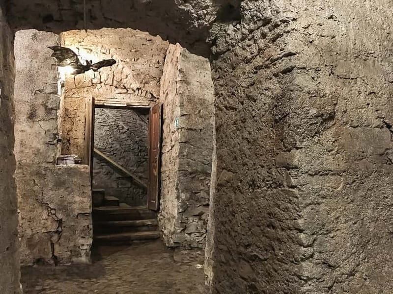Prague: Oldtown, Medieval Underground & Dungeon History Tour - Find the alchemy laboratory and Prague’s Golem story