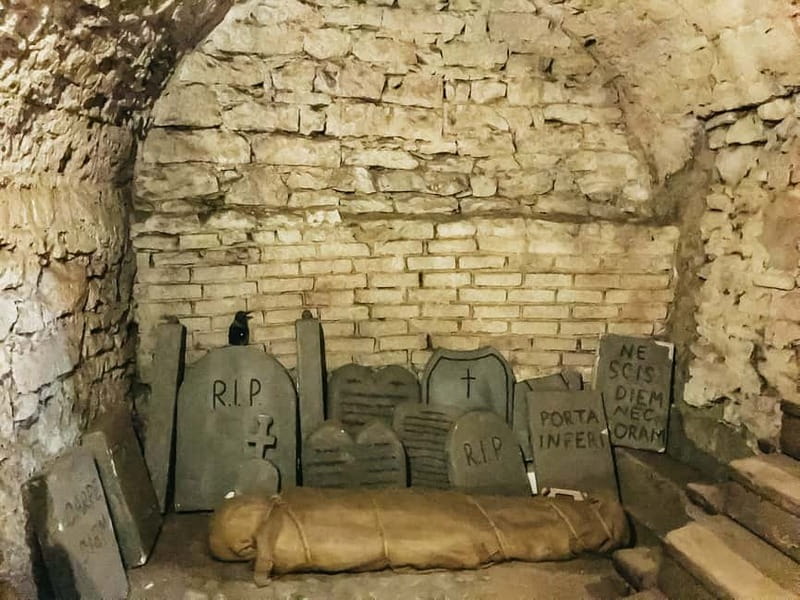 Prague: Oldtown, Medieval Underground & Dungeon History Tour - Why the guide matters more than the stone walls