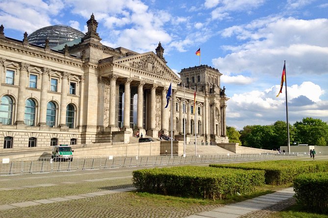 Private Taxi Tour City East & West History and Architecture 3-4h - Alexanderplatz, Nikolaiviertel, and the Wall’s most famous photo stop
