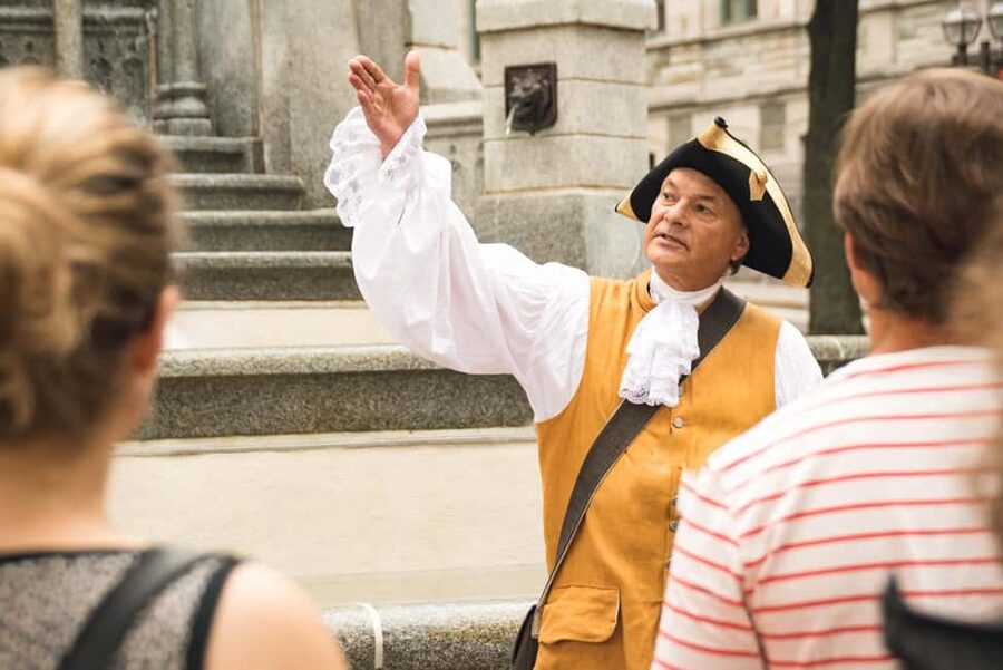 Quebec City: Old Quebec Historical Walking Tour - Why a costumed guide works well in Old Quebec