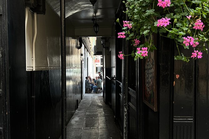 Royal Historic Pubs Walking Guided Tour in London - Guides make or break this experience
